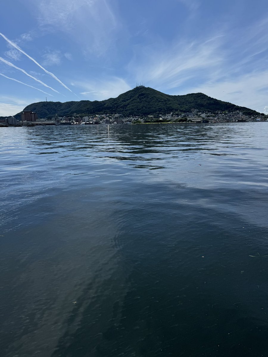 hitonet4919's tweet photo. 海岸町の船だまりで、魚群♫

大雨の後なので、景色もとっても綺麗でした^ ^ https://t.co/ipskoQQZXg