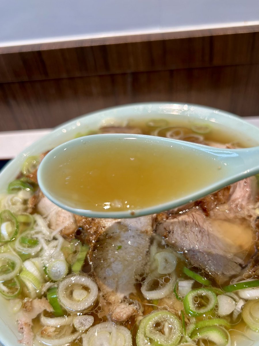runnerDaibar's tweet photo. 新橋ニューともちんラーメン 川崎駅前店

チャーシュー麺（930円）
めし（無料）

うわーーっ‼️
めっちゃ美味ーーーーい😍💕💕

溢れるくらい並々で熱々なスープ
優しい塩味に動物系の旨みたっぷり
あっさりしてネギとの相性もいい😋

柔目な平打ち麺は
ツルツルで啜り心地も喉越しも最高🍜

チャーシューは以前より大判だあ🤩
味シミもバッチリでご飯が進む💕

立ち食いだけどコスパは最高⭐️
大満足でご馳走さまでした🙏