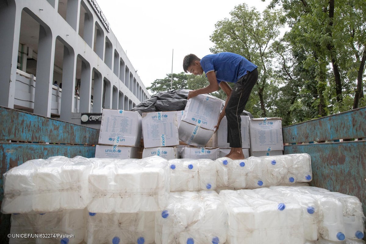 UNICEF's tweet photo. The catastrophic floods in Bangladesh have affected over 4 million people, including 1.5 million children.

@UNICEFBD is on the ground delivering critical support, ensuring vulnerable families have access to safe water and hygiene. https://t.co/Fp5PQKC6W7