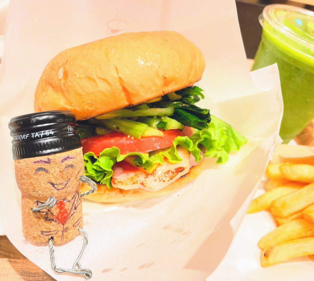 Winger2499's tweet image. Pulled Pork Burger at &quot;the 3rd Burger&quot; 
🍔the 3rd Burger🍔
八重洲地下街にあるハンバーガー店で看板メニューの「the 3rd Burger」と期間限定の「プルドポークバーガー」を頂きました🥰
#hamburger #pulledpork #pulledporkburger #the3rdburger #tokyogourmet #ハンバーガー #プルドポーク