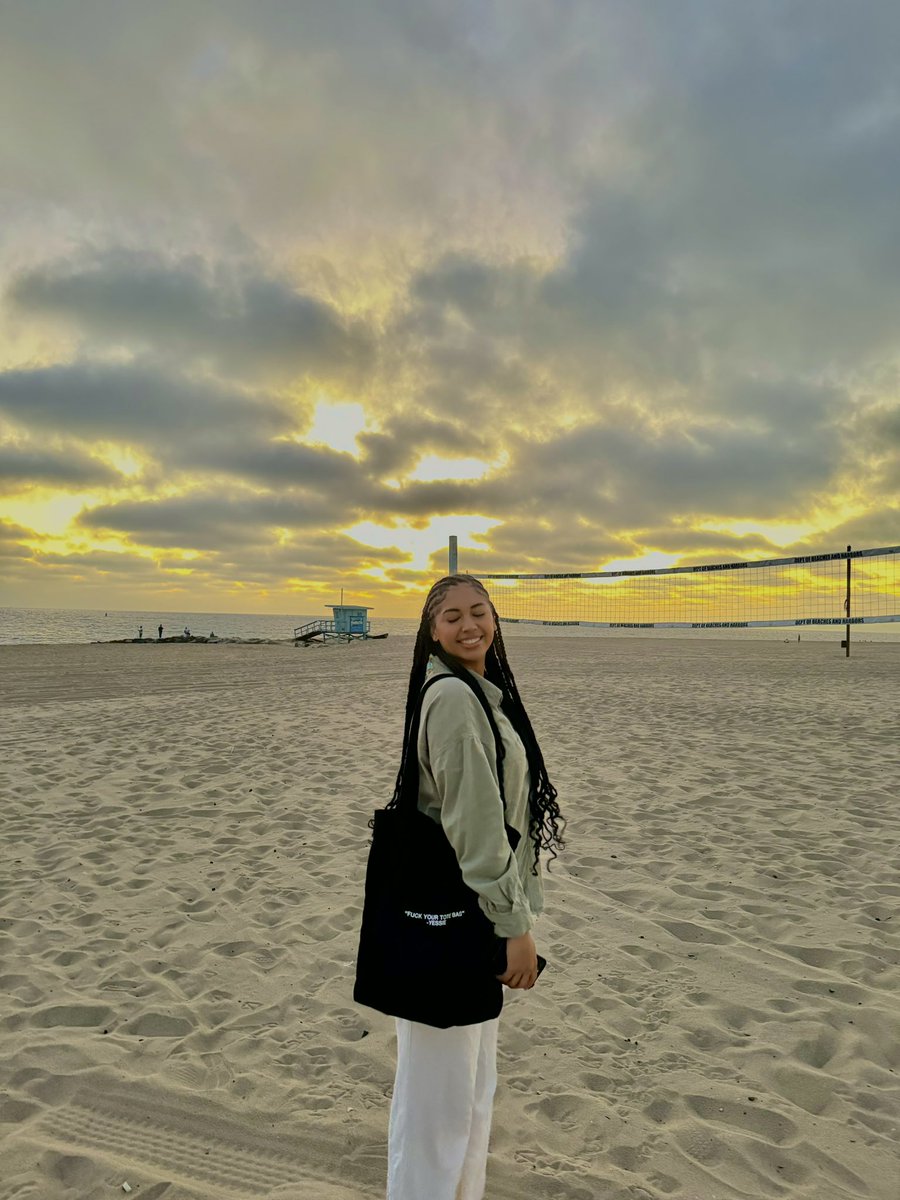 amxvb's tweet photo. forever wearing my yessie tote💋 https://t.co/BNsnmGKDcW