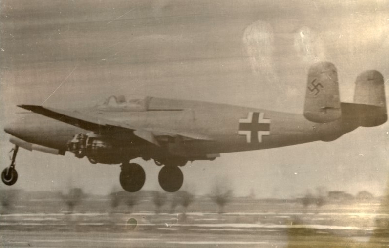 toshizostarfort's tweet photo. #ハインケル 社は #He178 が不採用になった後、#He 280 を開発しましたがエンジン開発に手間取ったことなどから採用されませんでした。しかし #メッサーシュミット #Me262 より先進的でした。
ハインケルHe178が世界初のジェット飛行成功(1939年8月27日)
https://t.co/8vZGecGN77
#航空機 https://t.co/dky9rGJ3uj