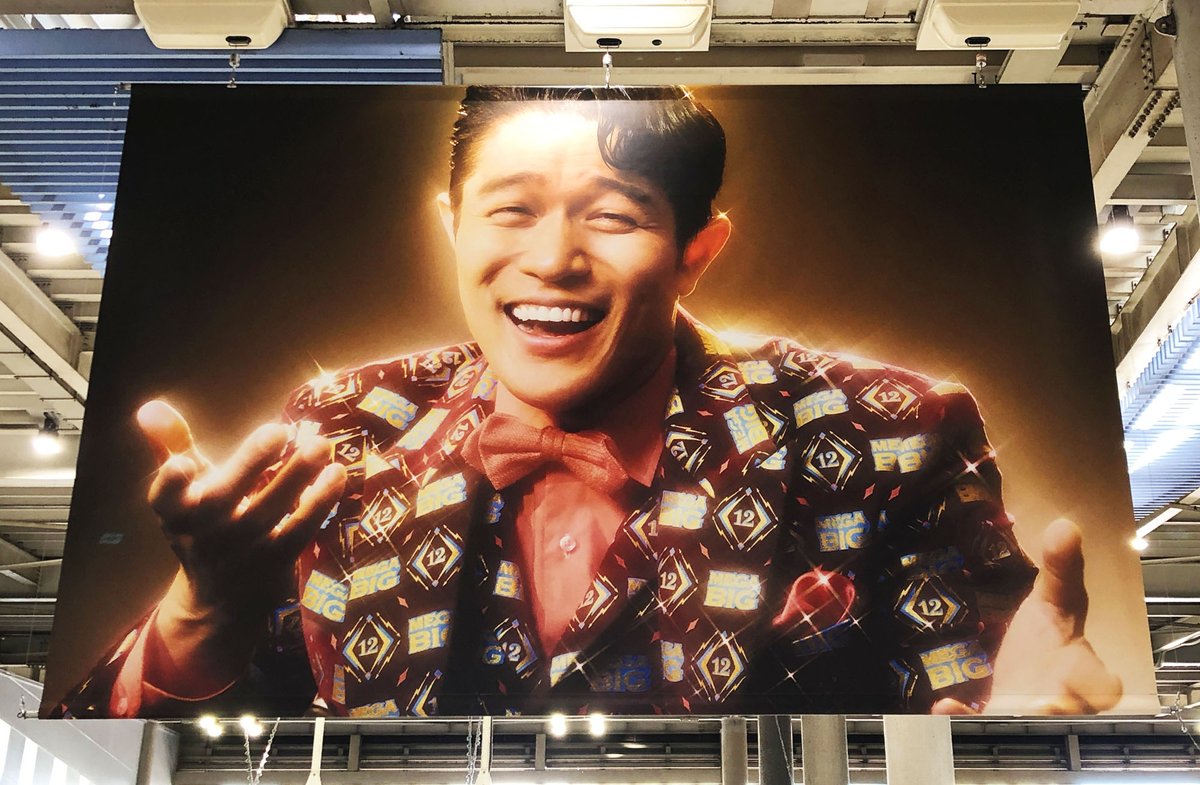 MEGABIG の広告はJR品川駅の品川フラッグ（画像①②）、渋谷駅地下通路