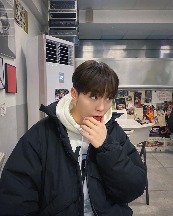 ulthorangdan's tweet photo. thread of boo seungkwan boyfriend pics ★
(for my delulu girlies, go flex your man) https://t.co/B0swTJmuYa