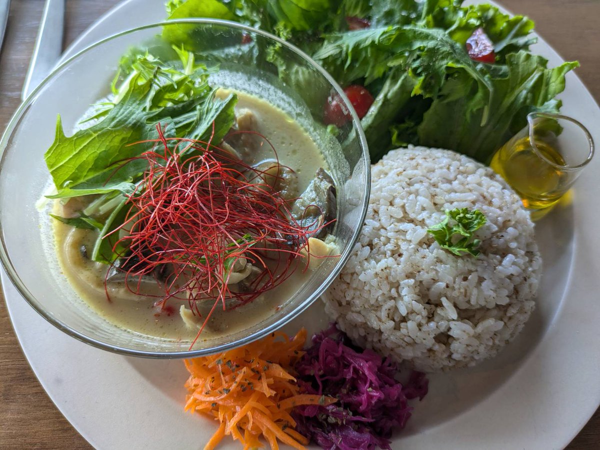 またお気に入りのカフェで時間を過ごすの巻～😊

グリーンカレー、美味しかったです🍛

#札幌カフェ
#エールカフェ