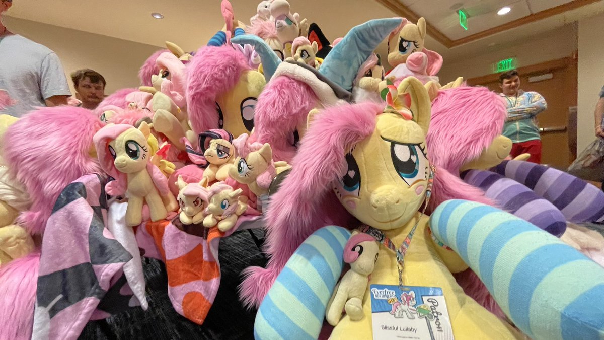 Blissful_Shy's tweet image. Fluttercon (fluttershy appreciation panel) was great at #efnw. seeing so many fluttershys in one collection was just spectacular to see! I hope she heard our praise and applause💛. We needed more tables then we thought we would need LOL
She loved this❤️
@EverfreeNW @Natureshy_FS