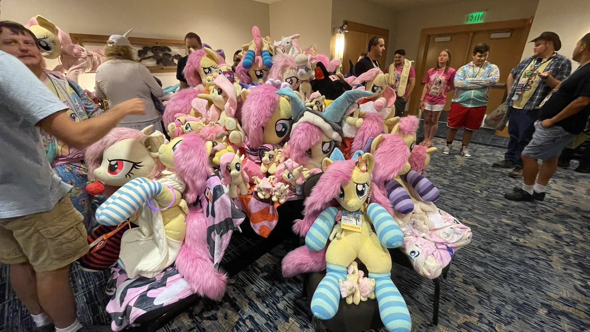 Blissful_Shy's tweet image. Fluttercon (fluttershy appreciation panel) was great at #efnw. seeing so many fluttershys in one collection was just spectacular to see! I hope she heard our praise and applause💛. We needed more tables then we thought we would need LOL
She loved this❤️
@EverfreeNW @Natureshy_FS