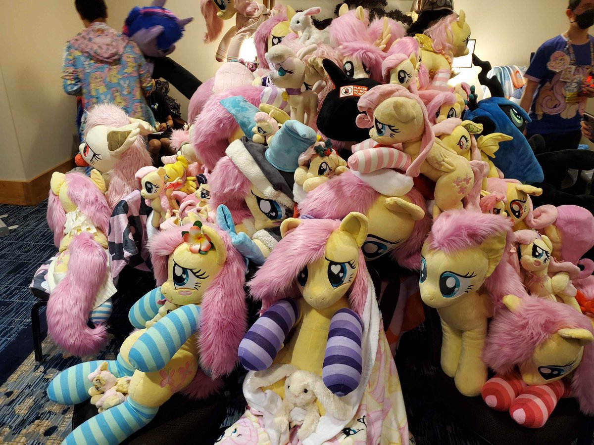 Blissful_Shy's tweet image. Fluttercon (fluttershy appreciation panel) was great at #efnw. seeing so many fluttershys in one collection was just spectacular to see! I hope she heard our praise and applause💛. We needed more tables then we thought we would need LOL
She loved this❤️
@EverfreeNW @Natureshy_FS