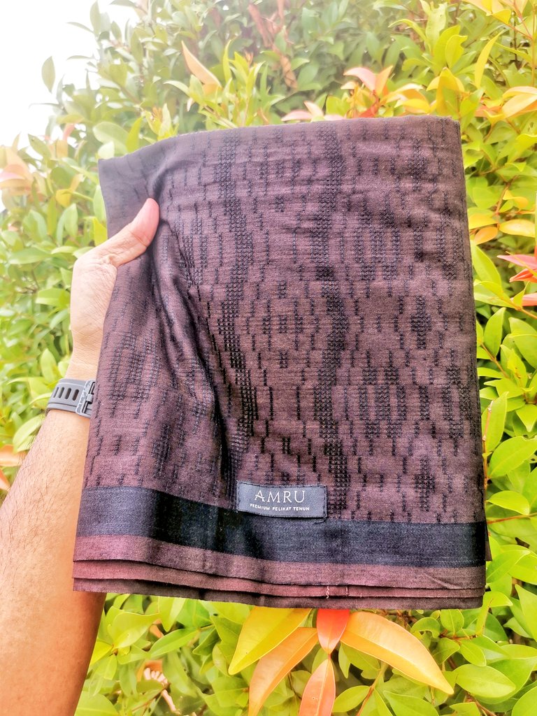 Cikgu_Anep's tweet photo. Sumpah selesa gila. Kainnya lembut, tak panas dan tak jarang. Kita pegang je pun dah tahu tinggi kualiti kain dia macam mana. Oh ya, corak tu bukan printed ya tapi ditenun. Memang puas hati beli kain pelikat AMRU ni🖐️

Tak percaya korang beli dekat sini : https://t.co/PgRrBpLXPP https://t.co/hPeGHHHekx
