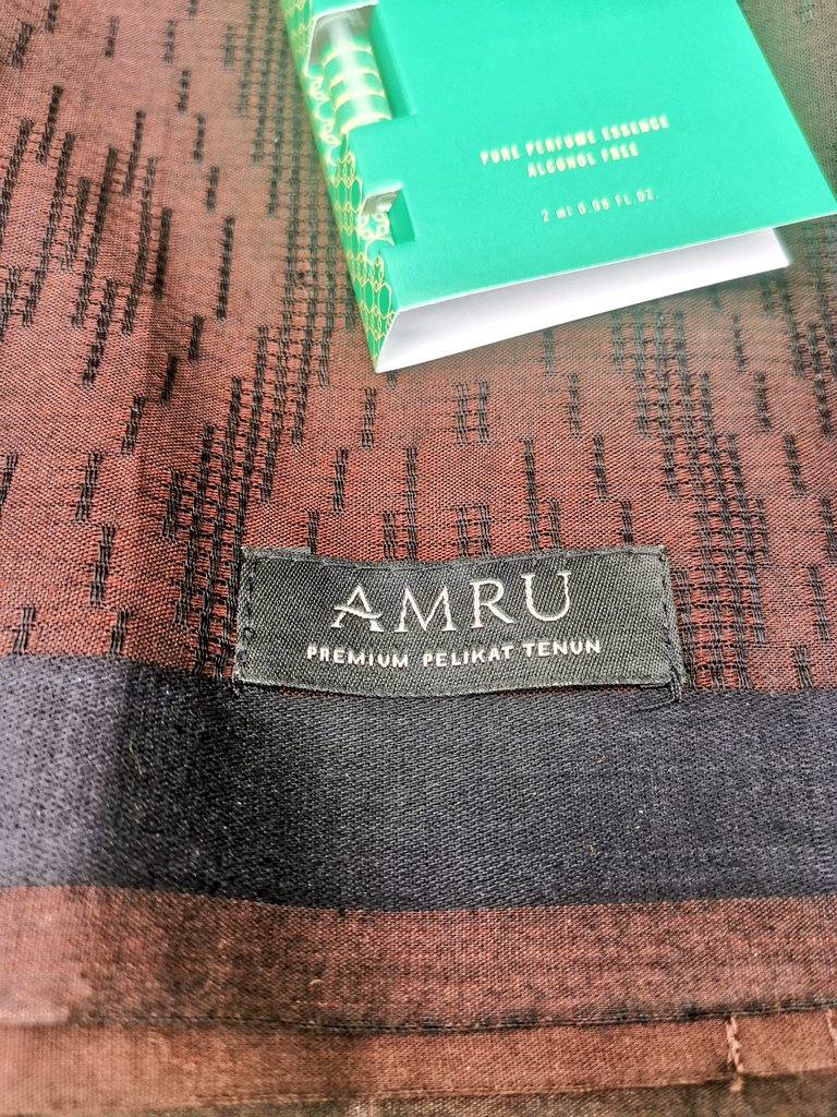 Sumpah selesa gila. Kainnya lembut, tak panas dan tak jarang. Kita pegang je pun dah tahu tinggi kualiti kain dia macam mana. Oh ya, corak tu bukan printed ya tapi ditenun. Memang puas hati beli kain pelikat AMRU ni🖐️

Tak percaya korang beli dekat sini : s.shopee.com.my/1LMXASWGXE