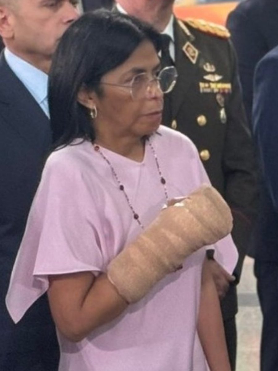 venezuelasos86's tweet photo. El dictador Nicolás Maduro designó a Delcy Rodríguez @drodriven2 ,como nueva ministro de petróleo.

¿Ya recuperó las finanzas públicas?

¿Cuál será la profesión de Delcy Eloina aparte de abogada?

Esa mujer parece la SIGUARAYA, tiene los siete poderes del Diablo. https://t.co/Yp7NmqKS9I
