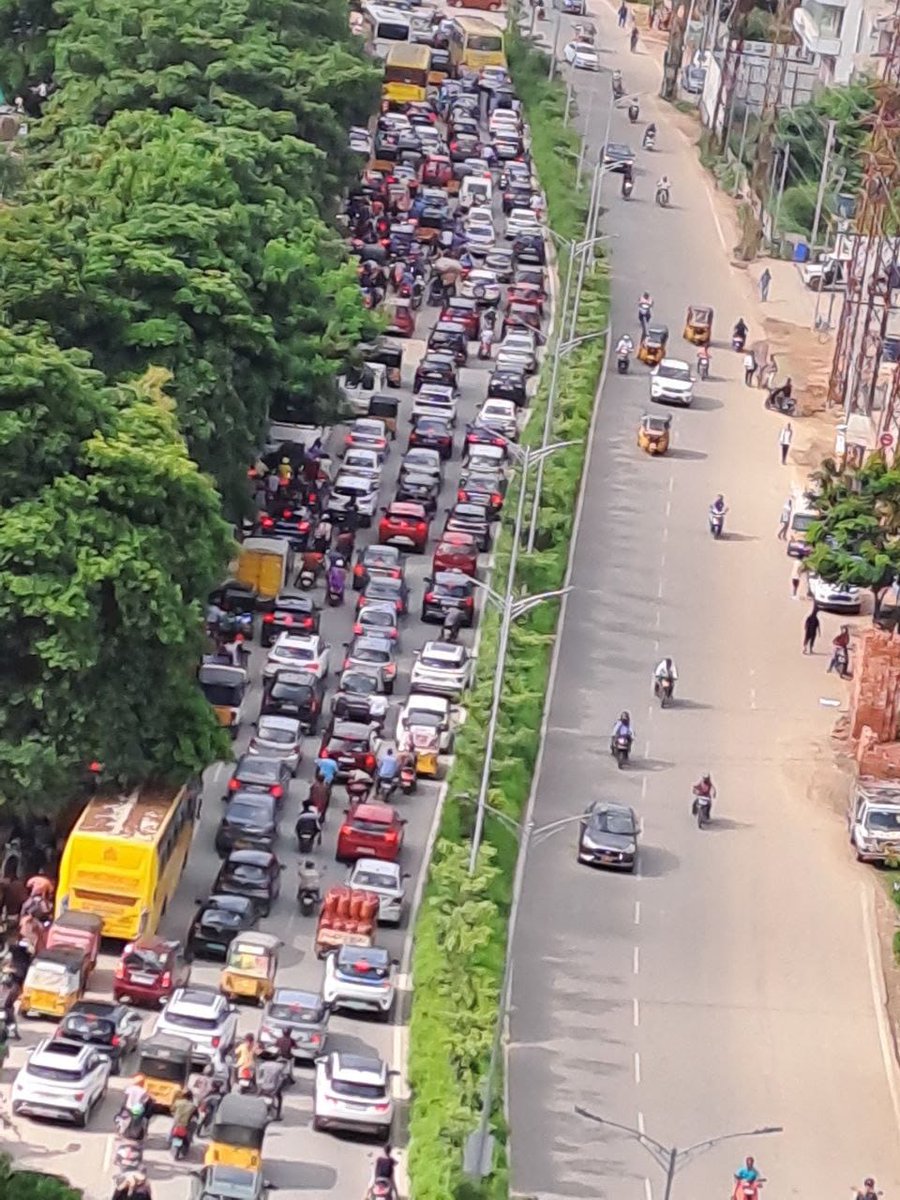 SKNLall's tweet image. This is seen at Nallagandla on a daily basis now. @CommissionrGHMC Why 50+ floor permission given to Aparna in this already over crowded area of Nallagandla? Do you do any analysis of traffic load and taking NoC from the neighborhood before giving such permission. @HYDTP