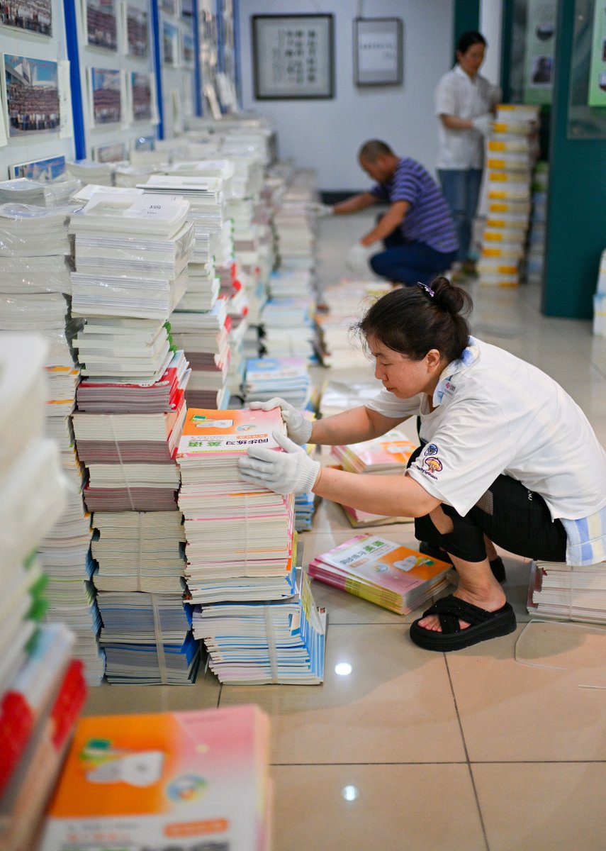 ShanghaiEye's tweet image. #China will start using revised #textbooks covering three disciplines for compulsory #education in the coming autumn semester, the Ministry of Education (MOE) said on Tuesday. These new textbooks will be used by the first grades of primary and middle schools this year. All grades…