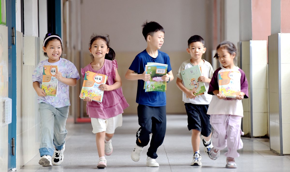 ShanghaiEye's tweet image. #China will start using revised #textbooks covering three disciplines for compulsory #education in the coming autumn semester, the Ministry of Education (MOE) said on Tuesday. These new textbooks will be used by the first grades of primary and middle schools this year. All grades…