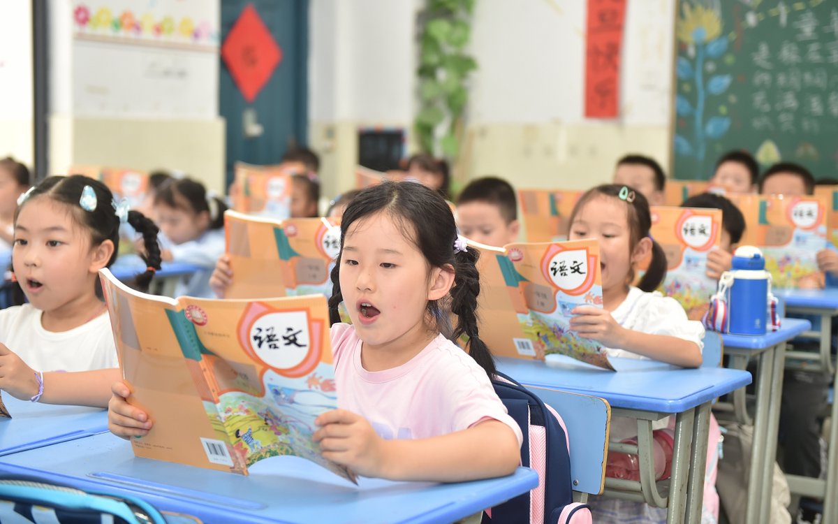 ShanghaiEye's tweet image. #China will start using revised #textbooks covering three disciplines for compulsory #education in the coming autumn semester, the Ministry of Education (MOE) said on Tuesday. These new textbooks will be used by the first grades of primary and middle schools this year. All grades…