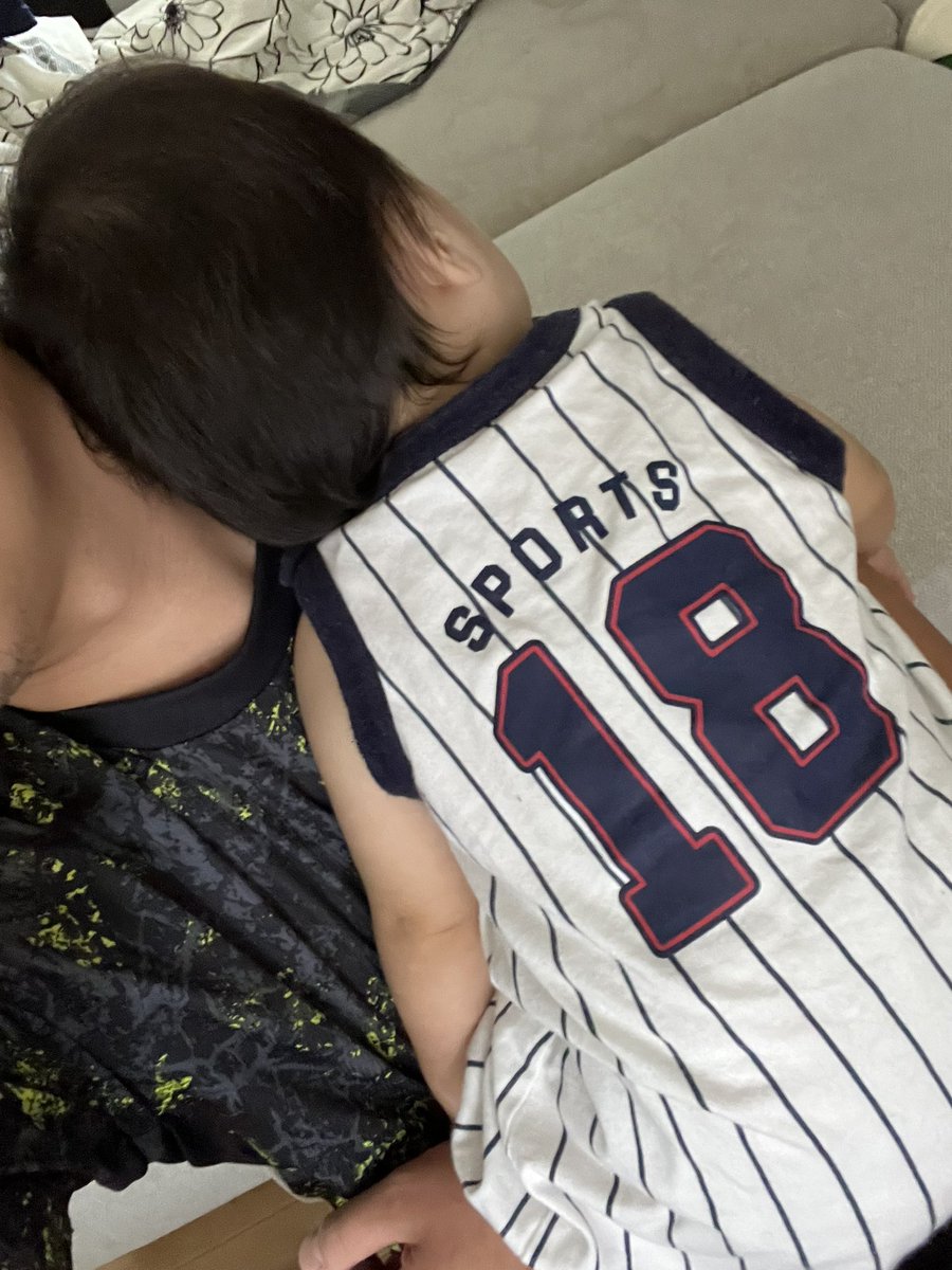 isami_13's tweet photo. 息子は18番の背番号の服きて僕の左肩で爆睡しています。
将来は野球するんかなぁ〜
#明豊 https://t.co/4mnpdLBwiM