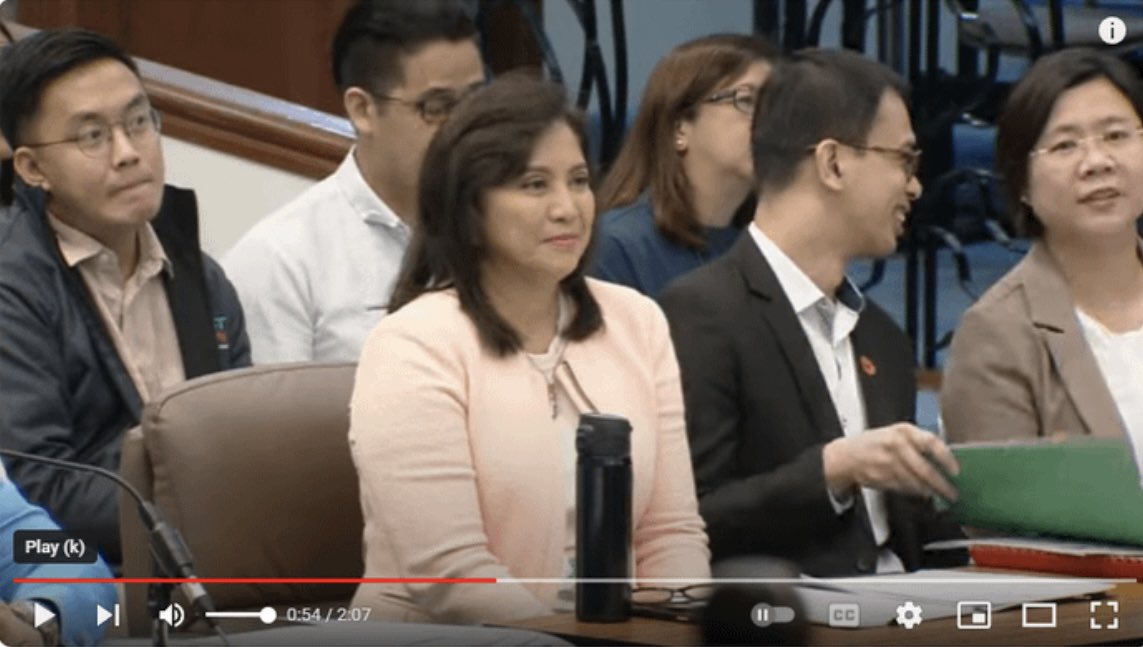 nabunturanguy's tweet photo. Pag wala ka talagang “itinatago,” cool na cool ka lang.  Smile-smile lang. 
Pero pag ayaw mong matanong dahil marami kang gustong itago, ni mag-smile di mo kayang gawin, dahil SA INIS. Kaya pati extremities mo (kulang na lang pati mga paa), gagamitin mo to stress your point. Para ka tuloy Avenger, kailangan pa ng superpower!