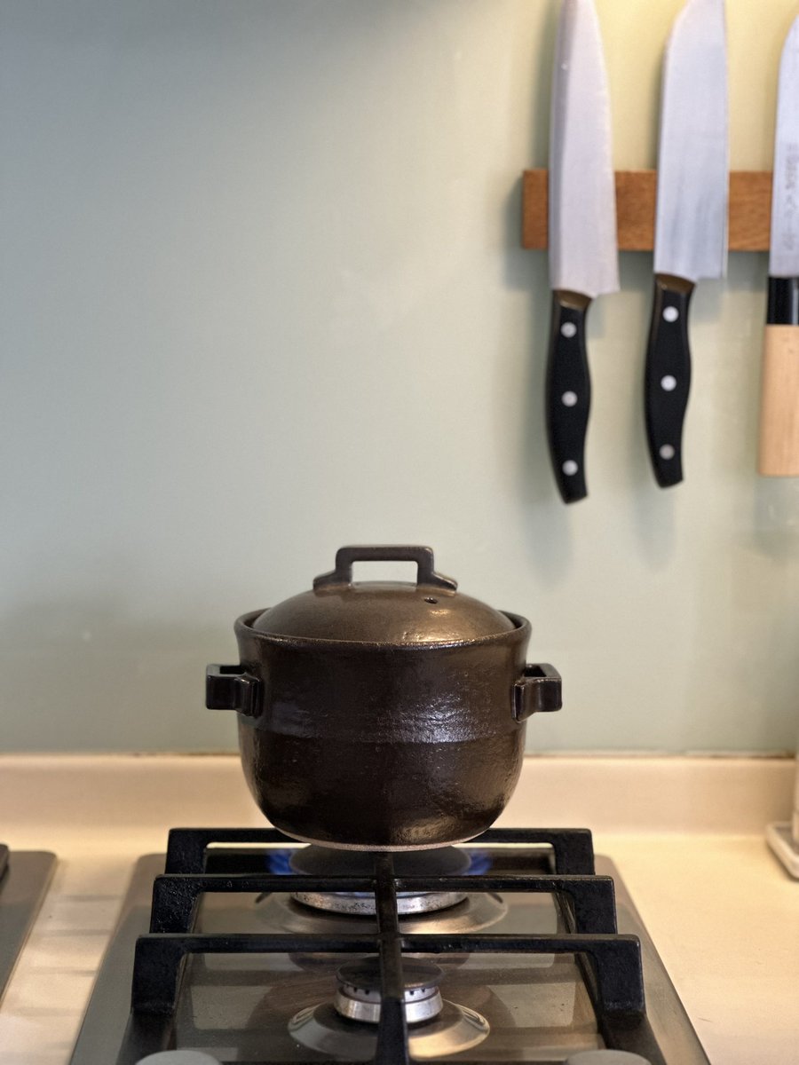 cjred's tweet photo. how cooking rice is supposed to be #donabe https://t.co/exm4W68R98