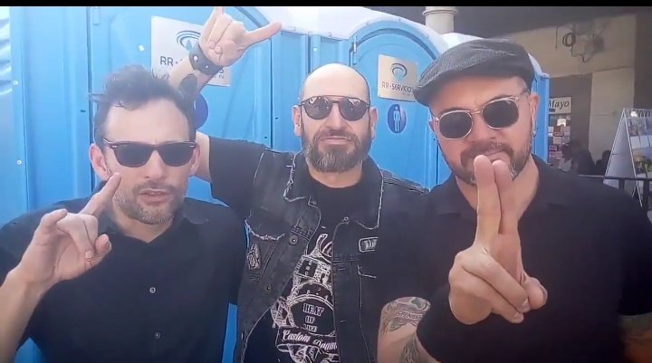 ElfegoRe's tweet photo. @sexy_rotten que bueno escucharlos muchachos, @CostumbreLamala @Reactor105 ojalá alcance una gorra.
Saludos y dejo una fotito de sus inicios https://t.co/wyYolSmdM0
