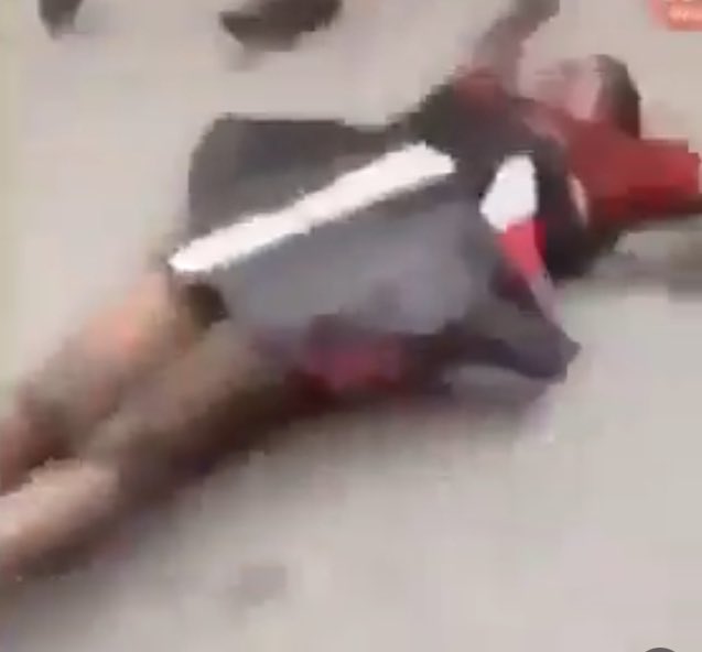 Eğer;
Azgınlığı denetleyecek ve dengeleyecek etkin karşıt güçler yoksa, hakkını teslim edecek, can ve mal güvenliğini sağlayacak bir erk de bulamazsın.
Örnek;
Bangladeş ‘de Hindu öldürüldükten sonra yerde sürükleniyor👇👇👇