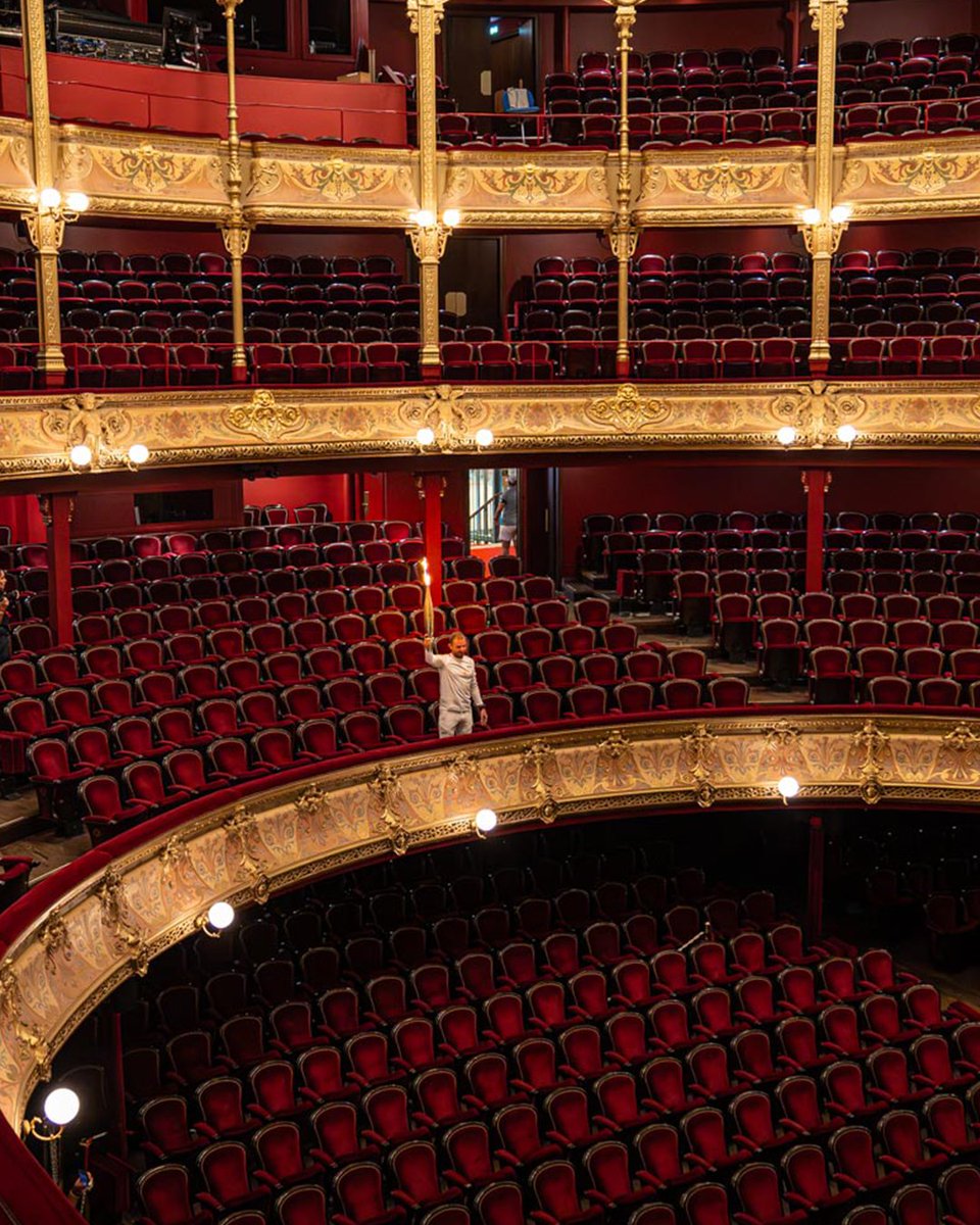 theatrechatelet's tweet photo. Quelle fierté ! Après le tournage des Misérables pour la cérémonie d’ouverture des #Olympics2024, nous avons eu l’honneur d’accueillir ce matin la Flamme Paralympique, portée par Michaël Desplanques ! 🔥🤩 https://t.co/A2ndy02ilV