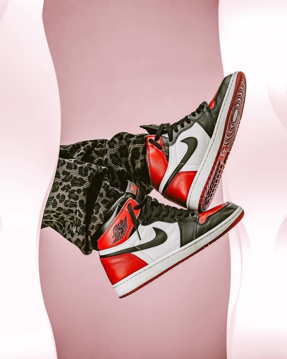 GirlsInAir's tweet photo. #girlsinair One of them. #airmax #jordans #sneakergirls https://t.co/fuWh2f8Es2