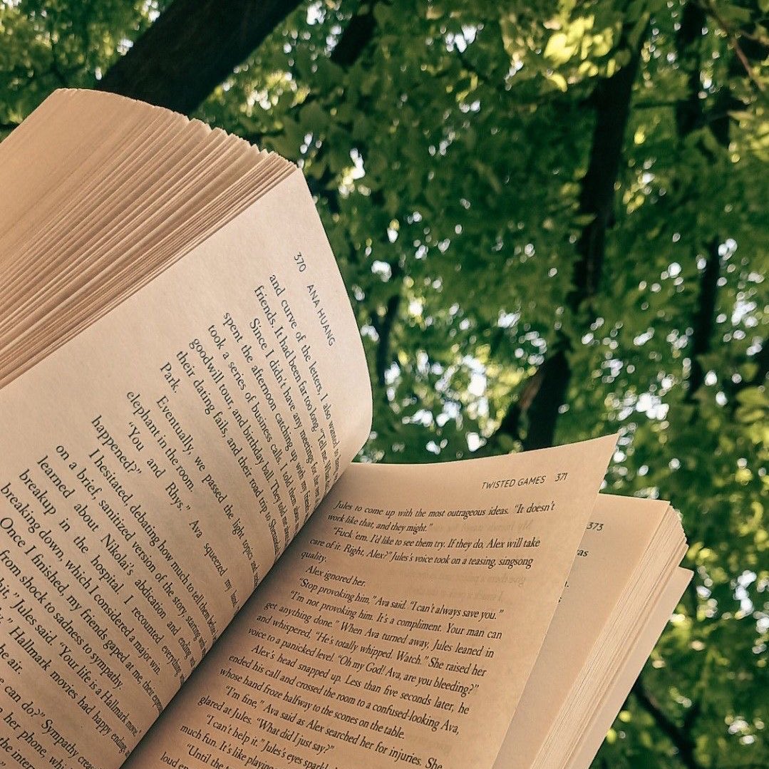 belsisreading's tweet photo. hii i’m bel, i’m not new to #booktwt just looking for new active moots :3

my fav genres:
romance
fantasy
classics

favs:
~The locked tomb
~The poppy war
~Blood over bright haven
~Jane Eyre
~The priory of the orange tree
~The metamorphosis 

♡ and or retweet to be moots! https://t.co/cqGkqfRCoa