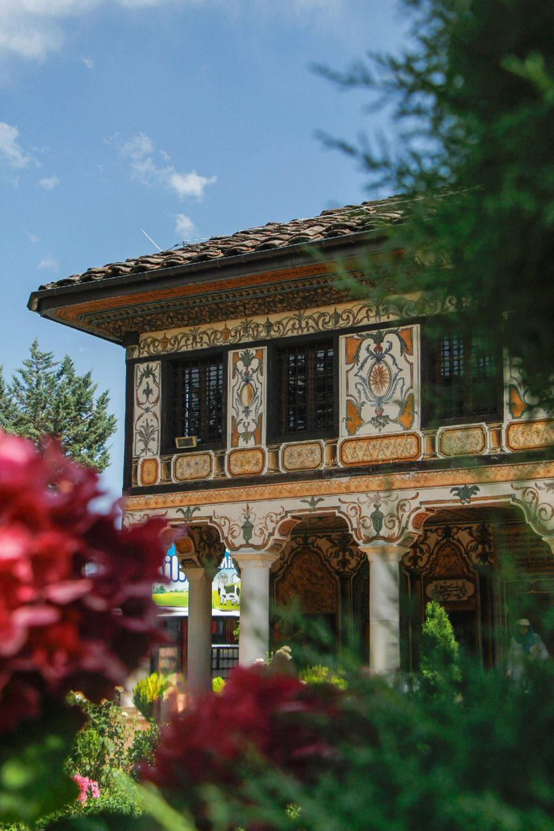 erhansanlii's tweet photo. Osmanlı mimarisinin Balkan coğrafyasında en güzel örneklerinden biri: 
Alaca Cami (Kalkandelen) Makedonya https://t.co/9rbWwYpYf9