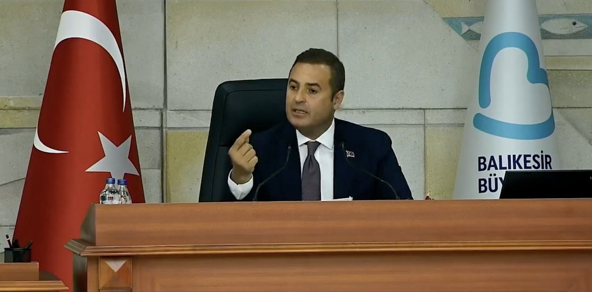 📍31 Mart yerel seçimlerinde Balıkesir Büyükşehir Belediye Başkanı seçilen Ahmet Akın, su zammına karşı çıkan AK Partililere tepki gösterdi.

"6 kez kredi çekmişsiniz özel bankalardan 2022'den beri. 3 milyar 641 milyon lira... Soruyorum, ne yaptınız bu parayı? Yazık değil mi