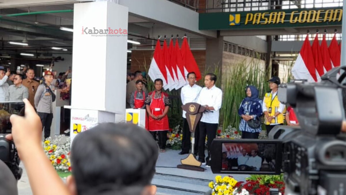 kabarkotadotcom's tweet photo. Usai Resmikan Pasar, Ini yang Dilakukan Presiden Jokowi di Godean https://t.co/nUd5hdnXjn https://t.co/ZidudHDik5