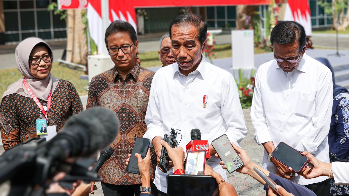 kabarkotadotcom's tweet photo. Pramono Anung Maju Pilgub DKI, Presiden Jokowi: 2 Hari lalu sudah Ijin https://t.co/F476qDQGKS https://t.co/D6VuaJsXHC