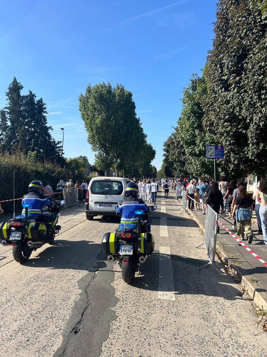 #JOP2024 Une belle arrivée de la flamme paralympique 🔥 hier à La Roche Guyon et Louvres, sécurisée par les gendarmes du Groupement !