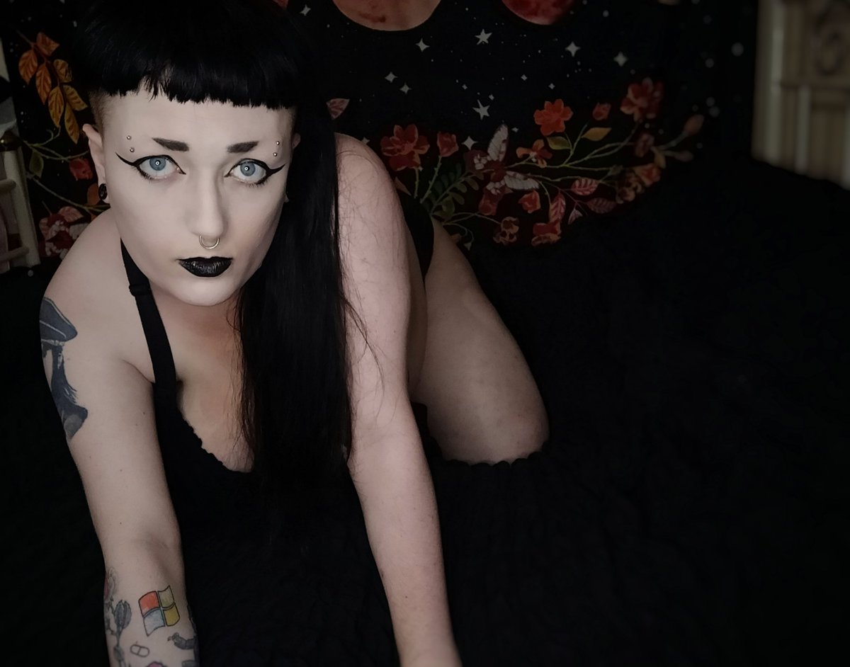 xGodWraithx's tweet photo. weird men tell me to smile often x https://t.co/v4rjHEqw99