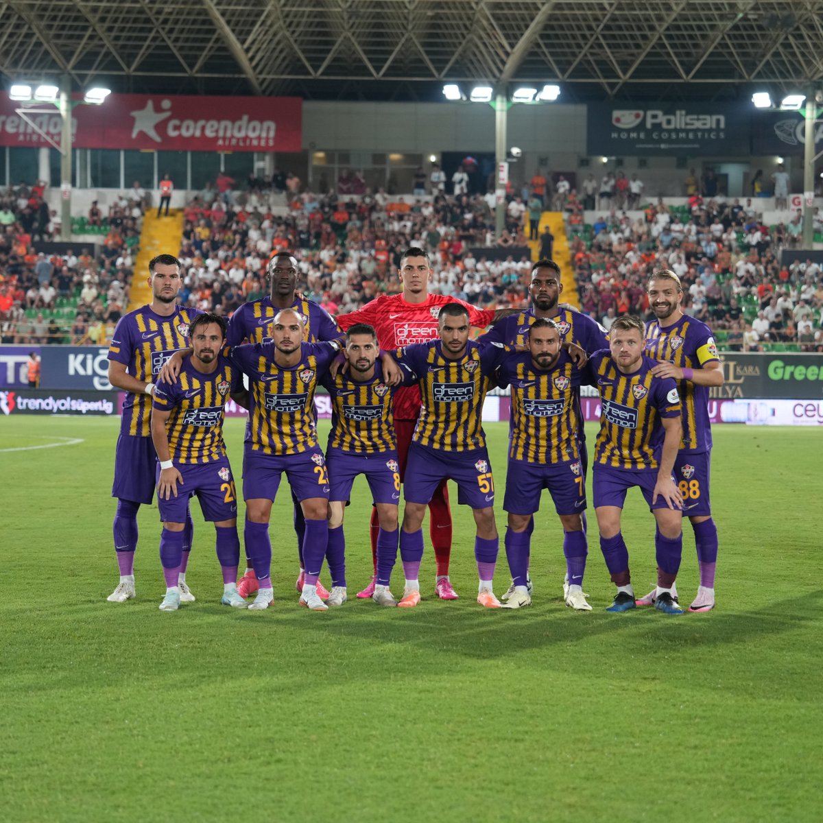 phildelves's tweet photo. We need to talk about the half-and-half swoosh on this Eyüpspor kit. https://t.co/Isbl8HfiZj