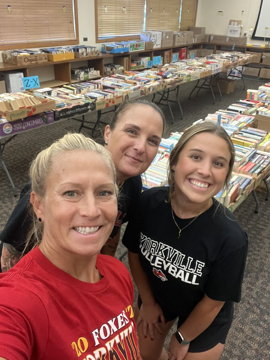 It’s such an unbelievable feeling to get to serve in the community! What makes it exceptional is to see the your athletes and many others do it at your side. Thanks to Yorkville Public Library for allowing us to help move books for your upcoming used book sale! #proudfox 🦊