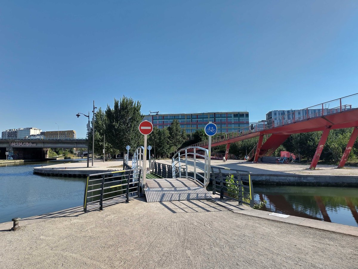 ParisEnSelle's tweet photo. Le pont flottant du Millénaire (au niveau du canal Saint-Denis / bassin d’Aubervilliers) est de retour ! 😍 https://t.co/r7EOOK25r2