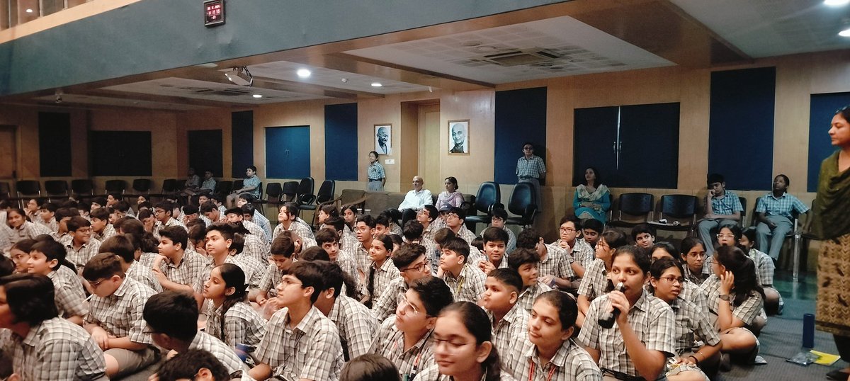VENKATESHARYA13's tweet photo. दिनांक 28/08/24 को विद्यालय के सभागार में कक्षा आठवीं की सभी श्रेणियों ने 'कुंभकार से साक्षात्कार' विषय पर प्राचीन संस्कृति के संरक्षण पर कार्यशाला के माध्यम से ज्ञान प्राप्त किया।
विषय-विशेषज्ञ के रूप में श्री राकेश दुबे जी उपस्थित थे।@ sdg4all @ashokkp @y_sanjay @pntduggal https://t.co/XO1WvWvQYq