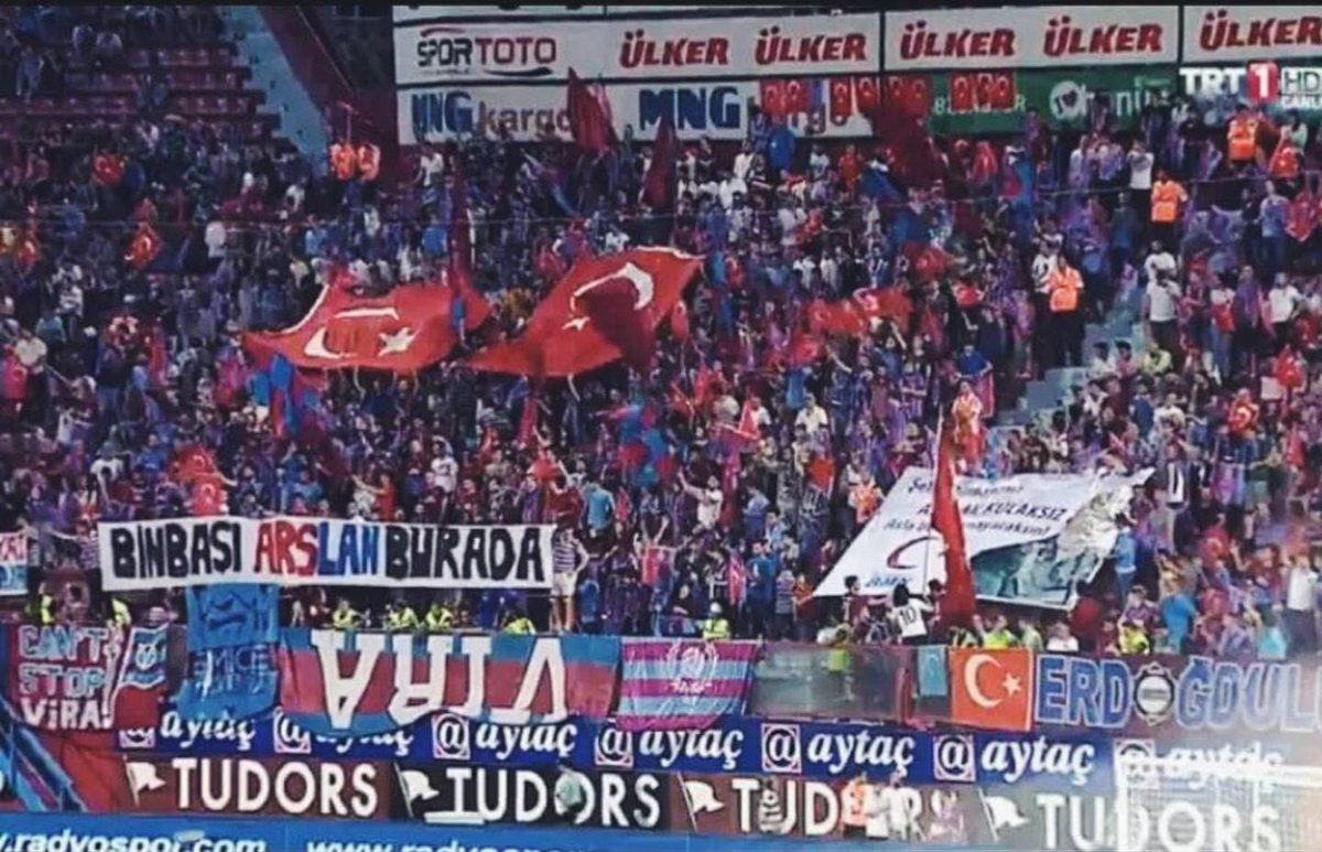 Bana "Yolun' seç" diyorlar
Bozuk yolu seçer miyim?
"Seçemezsen geç" diyorlar
Ben yolumdan geçer miyim?
Kimi batı, kimi doğu
Kuzey, güney, hepsi doğru
Kim seçer ki bozuk yolu?
Benim yolum bana doğru
Hiç yolumdan döner miyim?