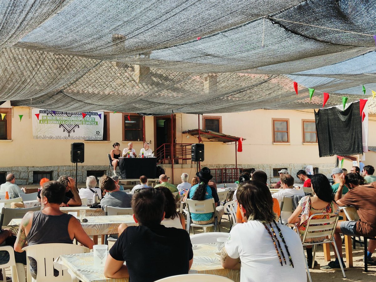 🏕️☀️ Con el foco puesto en la construcción de un  futuro ecosocialista deseable, empezamos la primera mañana de la #UniAnticapi hablando de crítica a la economía politica y transición ecológica.

Más info en: unianticapi.info 🔖