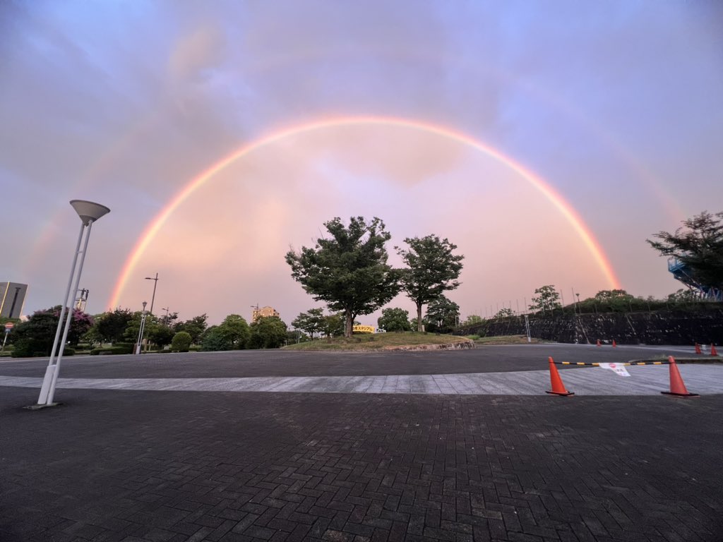 saganofficial17's tweet photo. 駅前不動産スタジアムにはダブルレインボーが出現🌈🌈
何かいい事あるかな🤩

#サガン鳥栖
#sagantosu 
#駅前不動産スタジアム
#W
#虹
#ダブルレインボー https://t.co/VYIHOyLpwQ