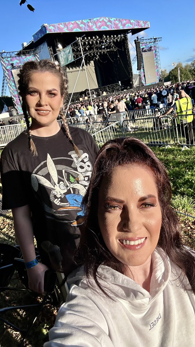 JoLeonard___x's tweet photo. Bit of @blink182 at Kilmainham last night… thanks for a great night and @tomdelonge for powering through sickness 🤧… #blink182 #onemoretimetour https://t.co/sW5WT4gFHz