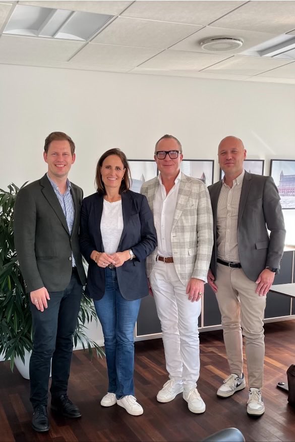 FAPS_dk's tweet photo. Tak til @AndersKuhnau og @mads_duedahl for et konstruktivt møde i  @regionerne i dag😊 Vi talte om flytning af hovedfunktionsopgaver til speciallægepraksis, en plan for øgning til 2000 praktiserende speciallæger og vigtigheden af speciallægepraksis som uddannelsessted https://t.co/c633yUVoEh