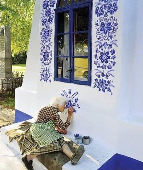 — Abuela, ¿cómo se enfrenta el dolor?
— Con las manos, mi niña.
Si lo haces con la mente, el dolor en lugar de suavizarse, se endurece aún más...
— ¿Con las manos abuela?
— Sí...
Nuestras manos son las antenas de nuestra alma
Si las haces mover...
Cosiendo
Cocinando
Pintando