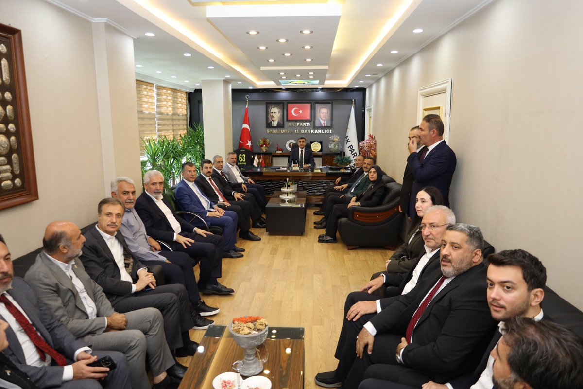 akpartiurfa's tweet photo. AK Parti Genel Başkan Yardımcımız ve Teşkilat Başkanımız @erkankandemir ve heyetleri, TBMM Başkanvekilimiz @bybekirbozdag ve milletvekillerimizle birlikte İl Başkanımız @milhamigunbegi'ni ziyaret ettiler.

Nazik ziyaretlerinden dolayı kendilerine teşekkür ederiz.
@AKGMTeskilat https://t.co/fk6lbTZcSL