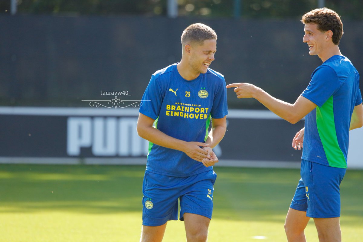 WelvLaura306's tweet photo. Open training @ PSV 
Insta lauravw40_ https://t.co/4nvU9Lv5JL