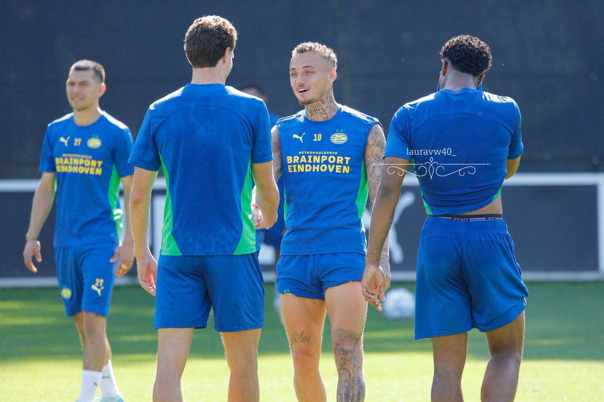 WelvLaura306's tweet photo. Open training @ PSV 
Insta lauravw40_ https://t.co/4nvU9Lv5JL