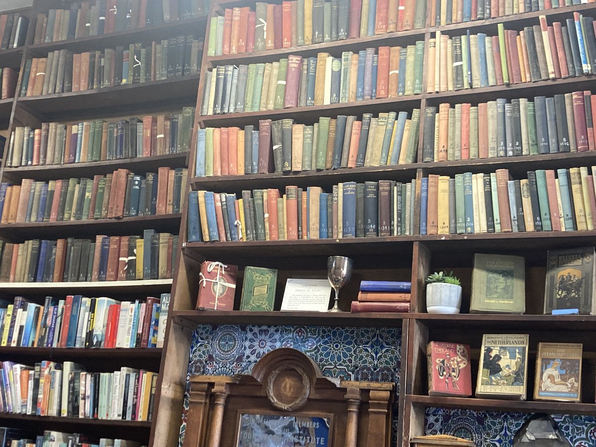 AliceFwrites's tweet image. There&apos;s a wonderful, historic &apos;secret library&apos; in Guildford, tucked away @GuildfordInst. Open twice a week, with books old and new on its shelves - do check it out when it reopens after the summer break #FlyToLibraries