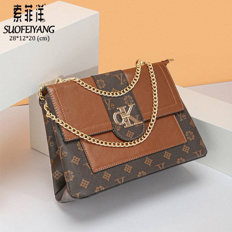 slemancollect's tweet photo. CK Chain Handbag

✅N17,000

#slemancollectionz 
#NaijaVibes #onlineshopping #arewa #handbag #asoebi #owanbe #Nigeria #lagos #abuja #Bbnaija  #Osimhen #NNPCLVindicated #naija https://t.co/gdKTUnEMZc