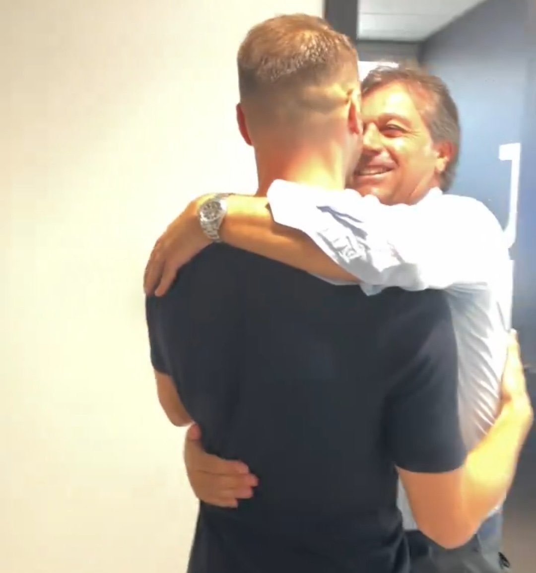 gobbo_flegreo's tweet photo. Love is in the air… 🎶 🤍🖤
#Koopmeiners #KoopDay #Giuntoli #Juventus https://t.co/aJEokGKWFB