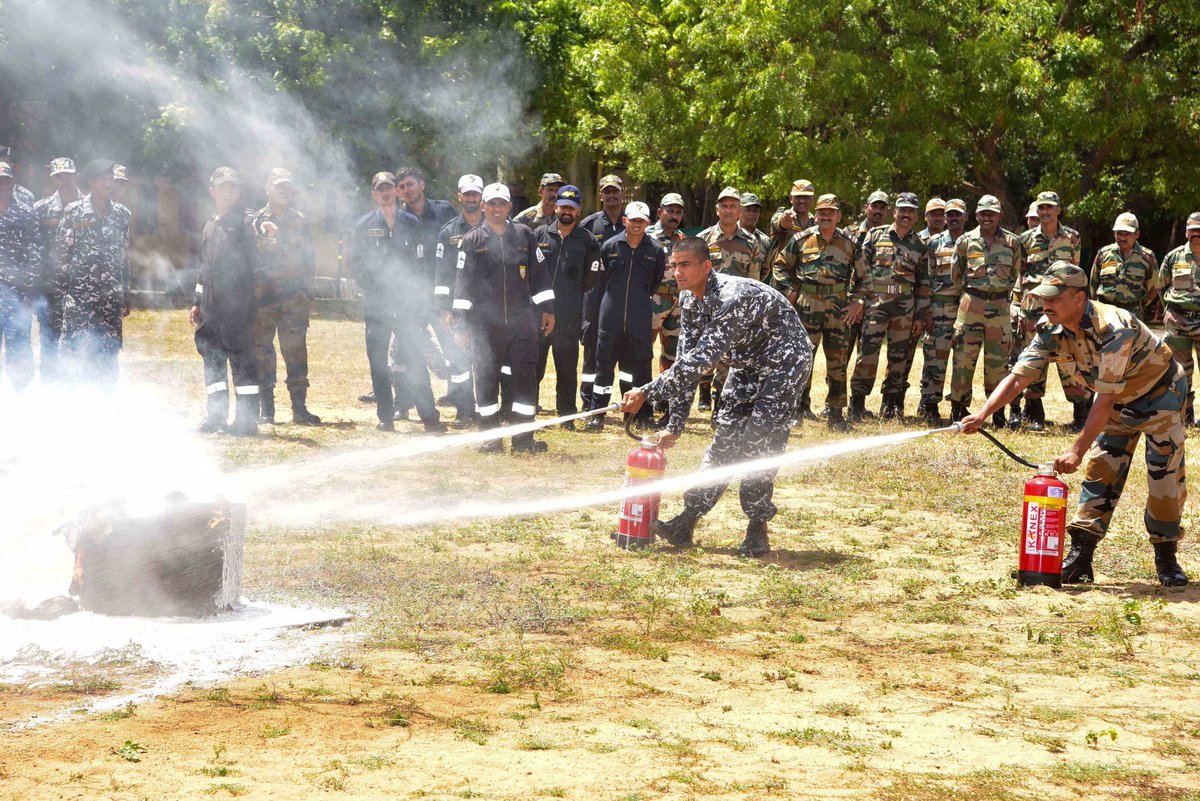 IN_Parundu's tweet photo. “Drill to skill”

#Agniveers undergoing #NBCD Training at #INSParundu covering aspects of Fire Fighting, NBC and Damage Control including hands- on training on operating portable extinguishers.

#AgniveerTraining
#SafetyatSea
@IN_HQENC
@IN_HQTNP https://t.co/CLxdJu7pbZ